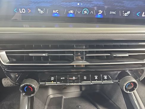 Used 2025 Chevrolet Traverse LT FWD image 31