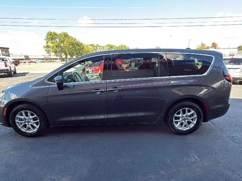 Used 2023 Chrysler Pacifica Touring FWD image 3