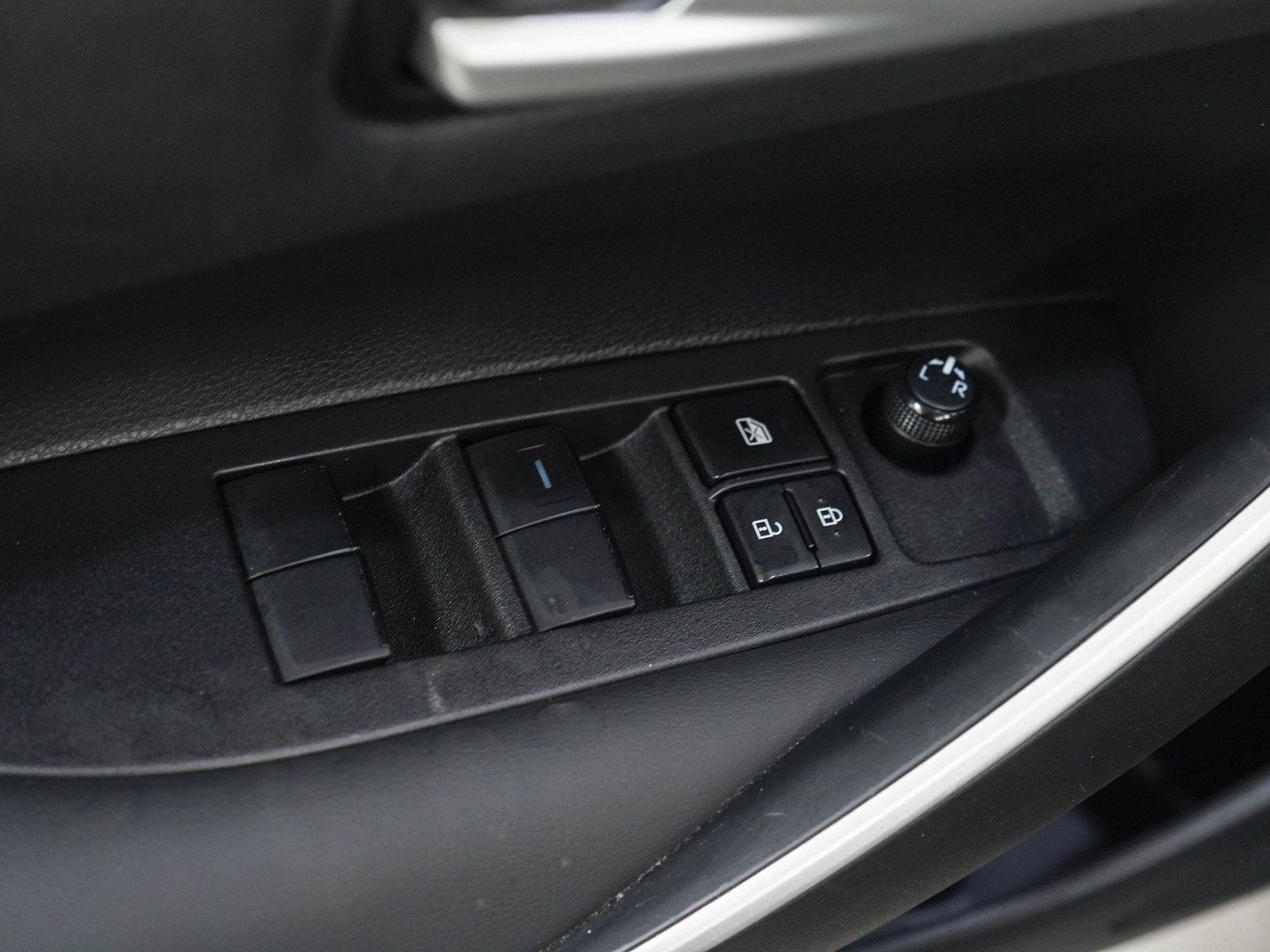 Used 2023 Toyota Corolla SE w/ SE Premium Package FWD image 19