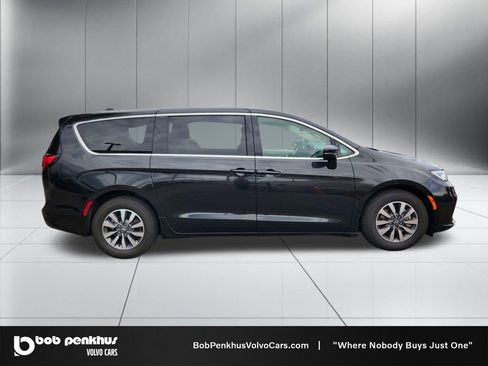 Used 2024 Chrysler Pacifica Limited FWD image 24