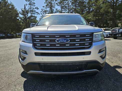 Used 2017 Ford Explorer XLT w/ Equipment Group 202A FWD image 8