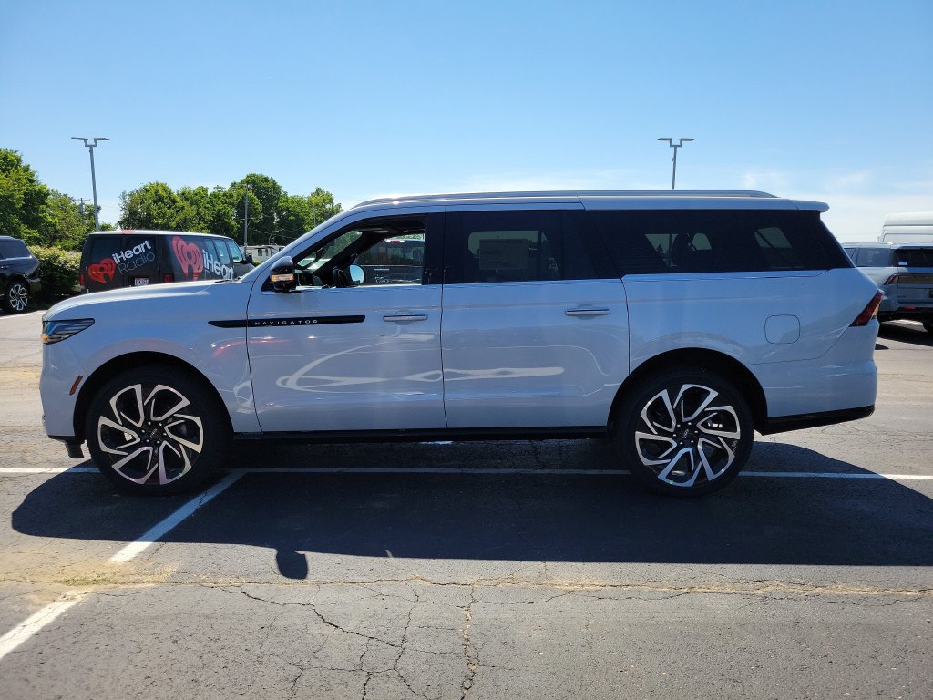 New 2026 Lincoln Navigator L Black Label AWD/4WD image 7