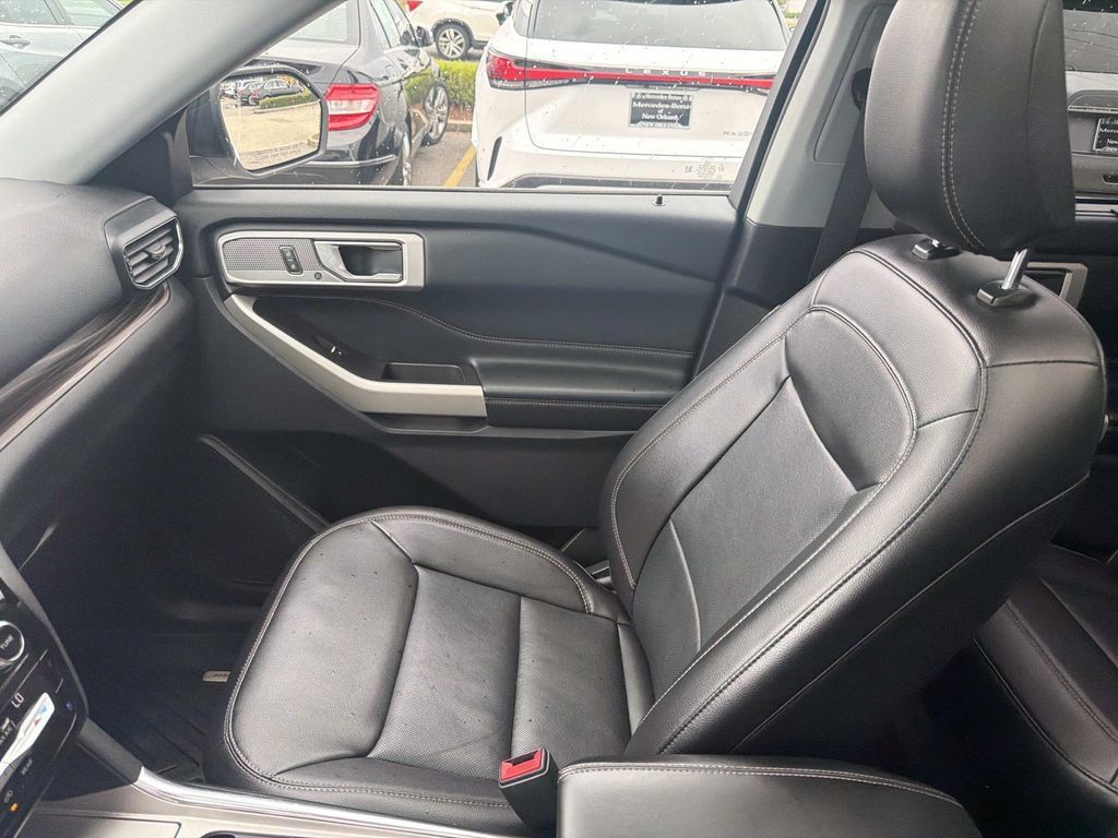 Used 2021 Ford Explorer Limited w/ Equipment Group 301A RWD image 16