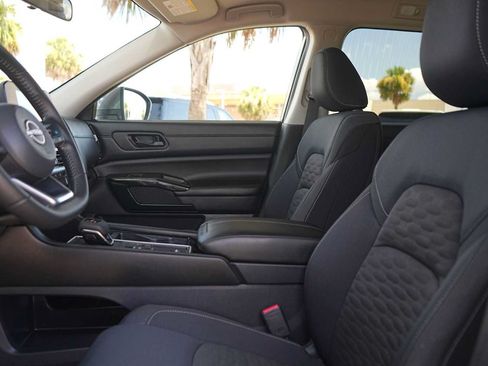 Used 2025 Nissan Pathfinder SV w/ Black Appearance Package FWD image 11