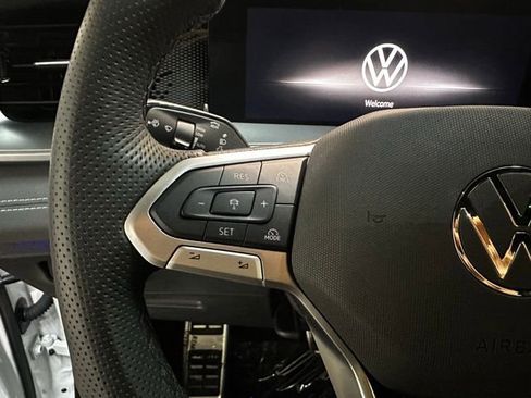 Certified 2025 Volkswagen Tiguan SE R-Line image 18