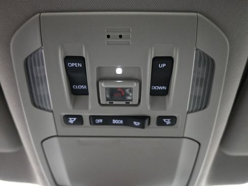 Used 2023 Toyota Highlander XLE image 23