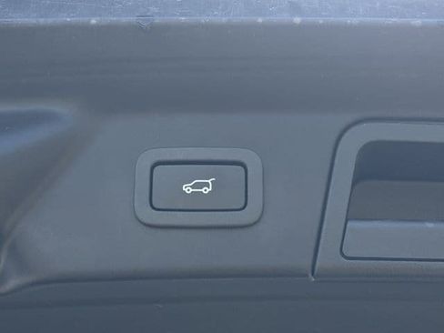 Used 2019 Land Rover Range Rover Velar R-Dynamic SE AWD/4WD image 32