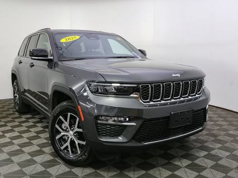 Used 2025 Jeep Grand Cherokee Limited AWD/4WD image 3