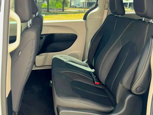 Used 2020 Chrysler Voyager L FWD image 36