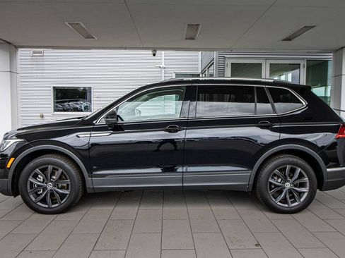 Certified 2024 Volkswagen Tiguan SE FWD image 11