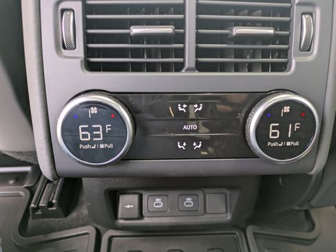 Used 2025 Land Rover Discovery Metropolitan Edition AWD/4WD image 13