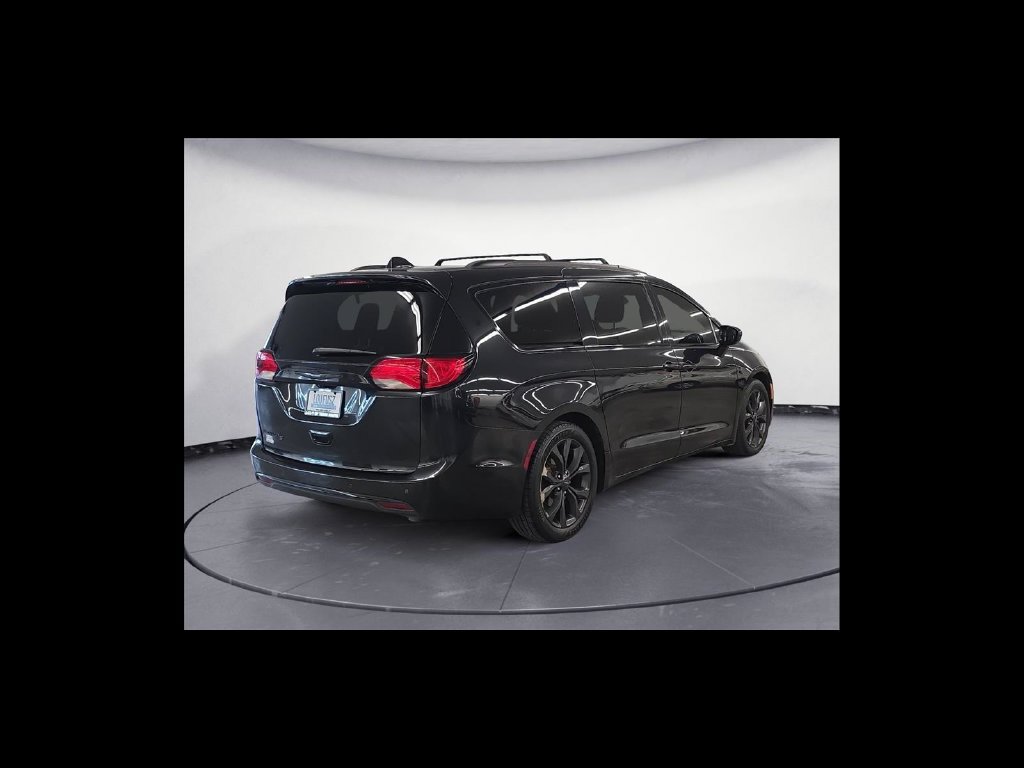 Used 2018 Chrysler Pacifica Touring-L Plus FWD image 6