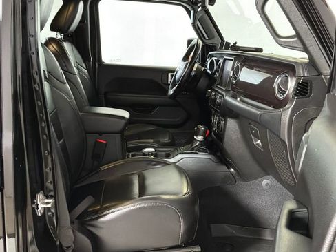 Used 2019 Jeep Wrangler Unlimited Sahara w/ Uconnect 4C Nav & Sound Group AWD/4WD image 14