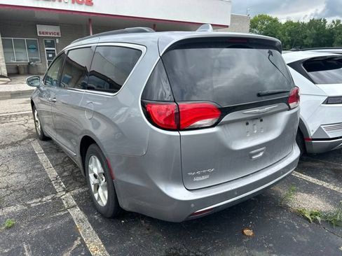 Used 2017 Chrysler Pacifica Touring FWD image 3