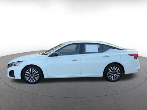 Used 2025 Nissan Altima 2.5 SV image 9