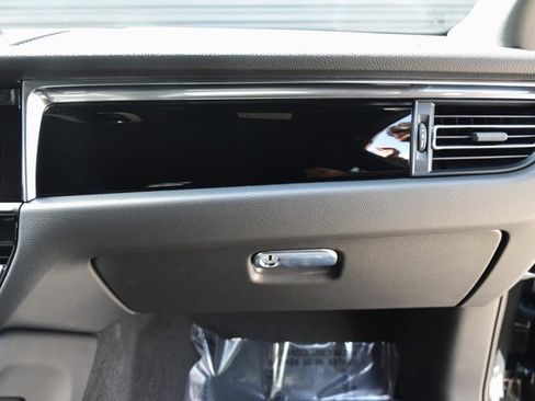 Certified 2025 Porsche Macan image 22