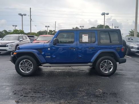 Used 2018 Jeep Wrangler Unlimited Sahara AWD/4WD image 8