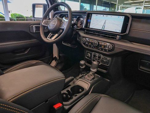 Used 2025 Jeep Wrangler Sahara image 38