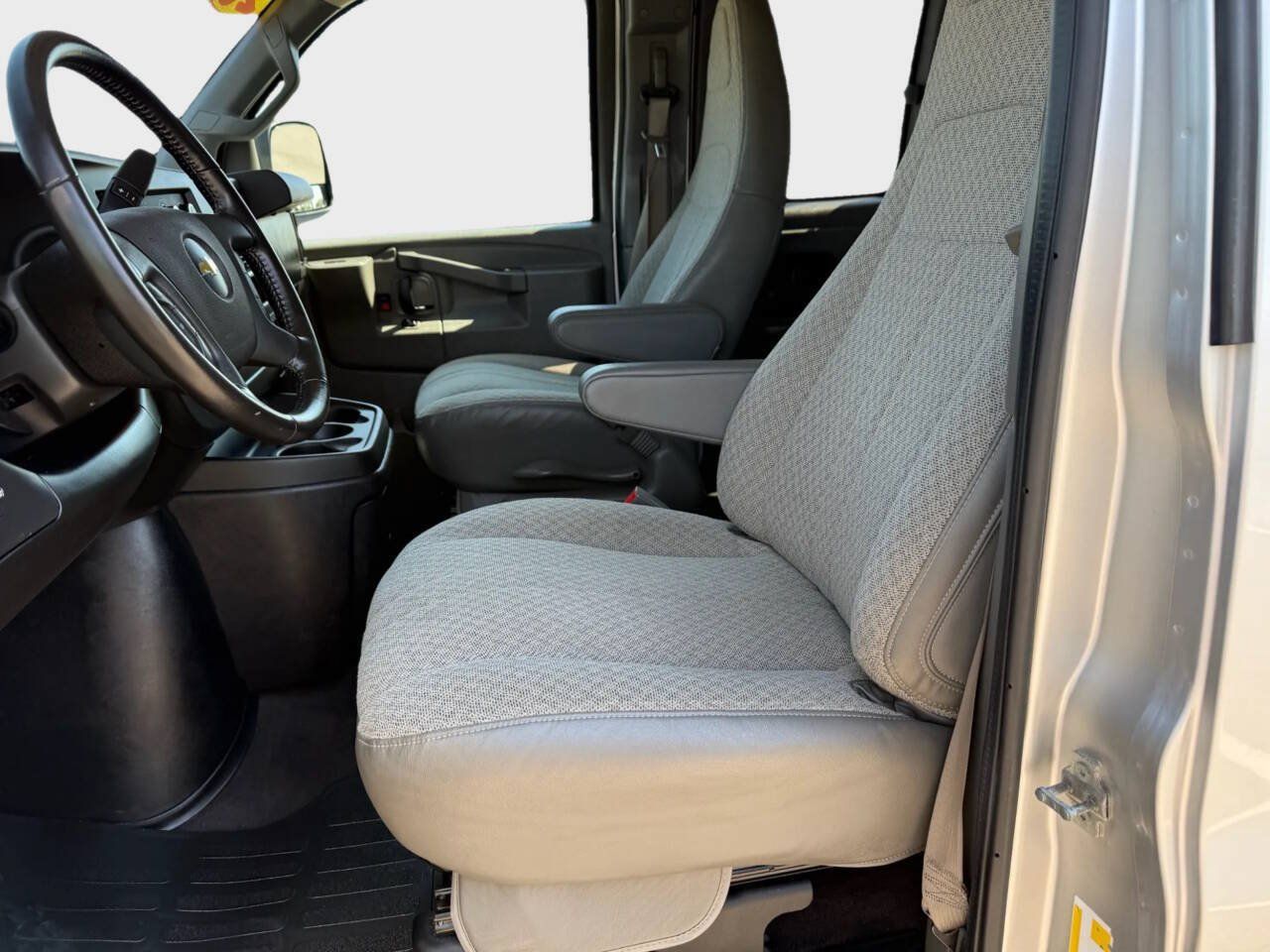 Used 2020 Chevrolet Express 3500 LS RWD image 7
