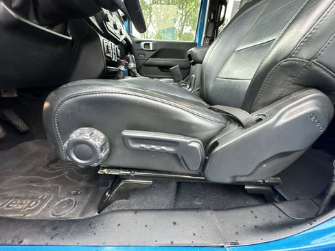 Used 2022 Jeep Wrangler Unlimited Sahara AWD/4WD image 12