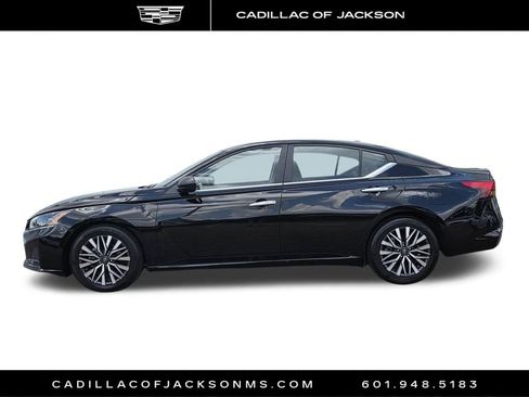 Used 2025 Nissan Altima 2.5 SV FWD image 2