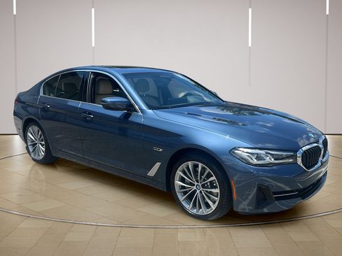 Used 2023 BMW 530e w/ Premium Package RWD image 9