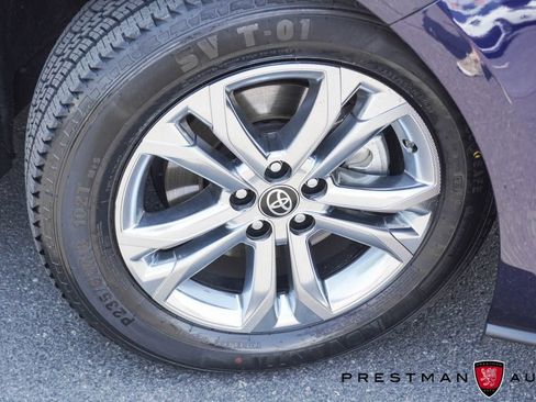 Used 2023 Toyota Sienna Platinum AWD/4WD image 2