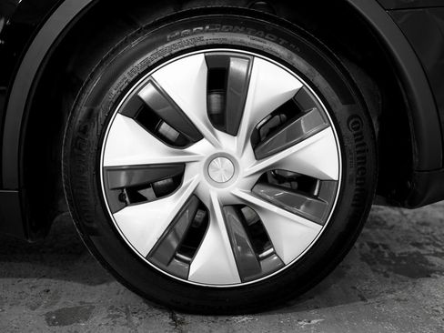 Used 2024 Tesla Model Y Long Range AWD/4WD image 37