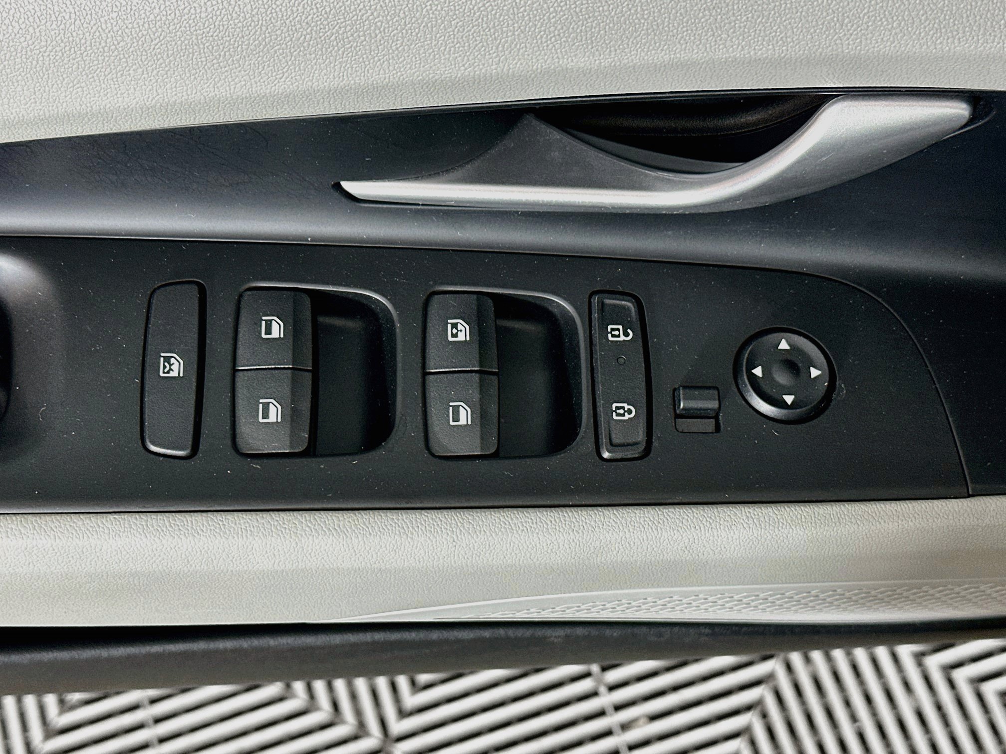 Certified 2025 Hyundai Elantra Limited FWD image 18