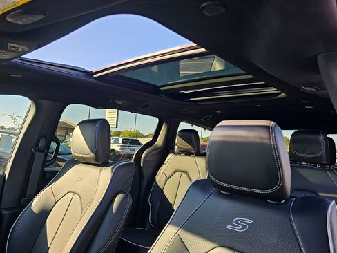 New 2026 Chrysler Pacifica Limited w/ Uconnect Theater Family Group image 27