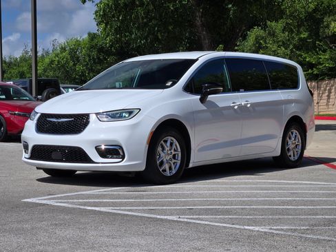 Used 2025 Chrysler Pacifica Select FWD image 8