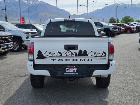 Used 2021 Toyota Tacoma TRD Sport w/ TRD Premium Sport Package AWD/4WD image 4
