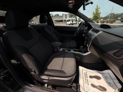 Used 2009 Ford Focus SE FWD image 11