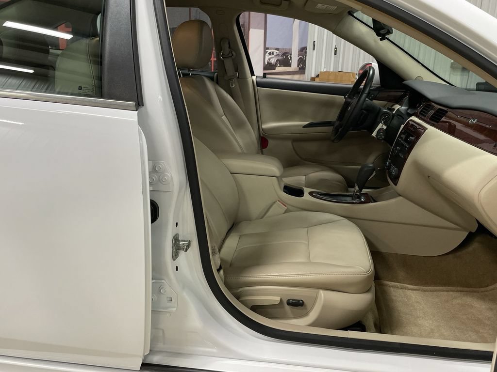 Used 2010 Chevrolet Impala LT w/ Luxury Edition Package FWD image 26