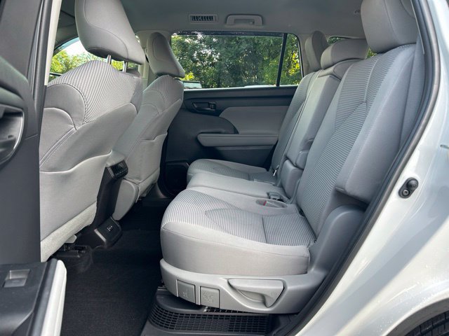 Used 2022 Toyota Highlander LE AWD/4WD image 30