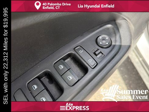 Used 2025 Hyundai Venue SEL FWD image 12