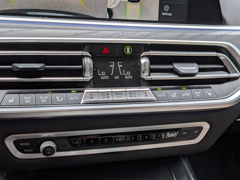 Used 2022 BMW X7 xDrive40i w/ Premium Package image 25