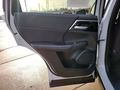 Used 2024 Mitsubishi Outlander SE image 11