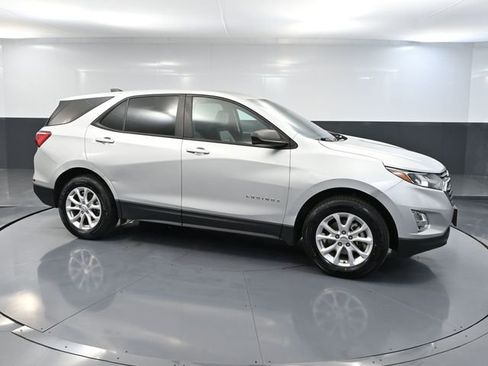 Used 2021 Chevrolet Equinox LS w/ LS Convenience Package image 4