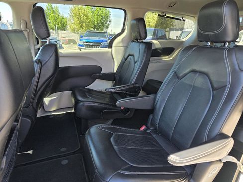 Used 2022 Chrysler Pacifica Touring-L FWD image 9