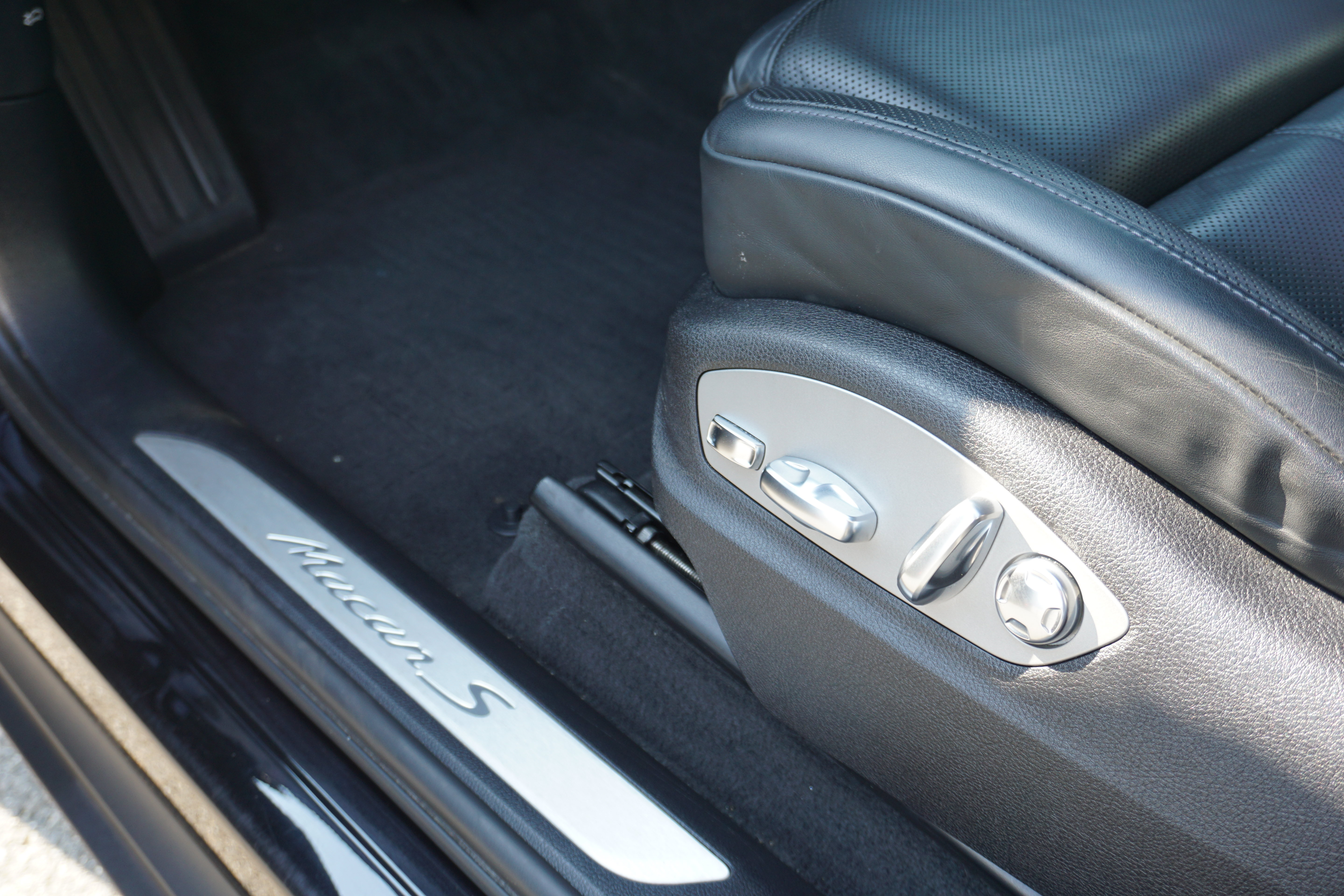 Certified 2022 Porsche Macan S AWD/4WD image 16