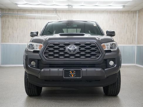 Used 2018 Toyota Tacoma TRD Sport image 2