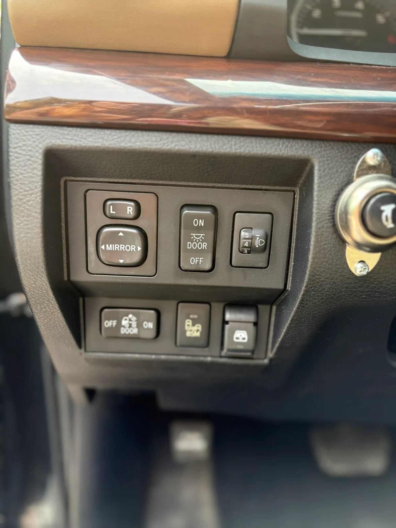 Used 2014 Toyota Tundra Limited w/ Limited Premium Package AWD/4WD image 13