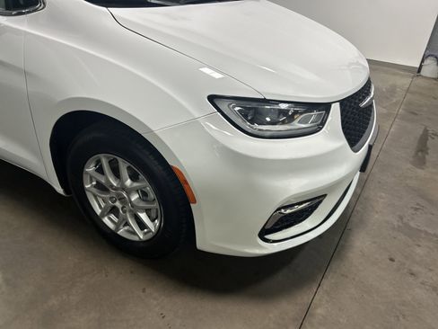 Used 2024 Chrysler Pacifica Touring-L image 36