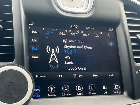 Used 2019 Chrysler 300 Touring RWD image 17