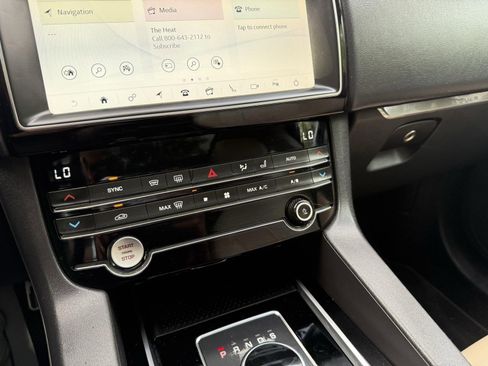 Used 2019 Jaguar F-PACE Premium image 39