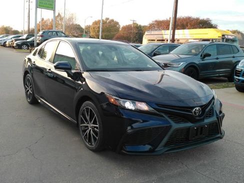 Used 2022 Toyota Camry SE image 4
