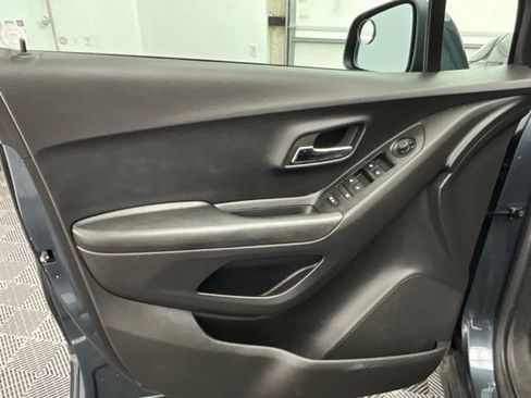 Used 2022 Chevrolet Trax LS w/ Tint and Cruise Package image 15