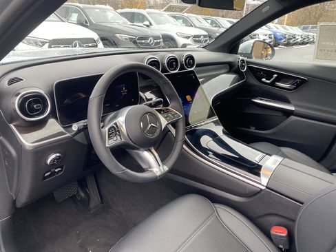 Used 2025 Mercedes-Benz GLC 300 4MATIC image 9