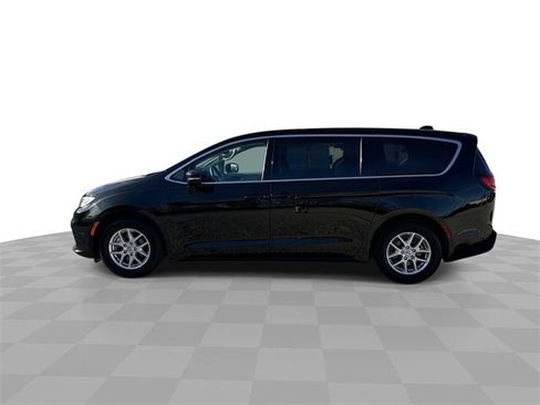 Used 2024 Chrysler Pacifica Touring-L image 5